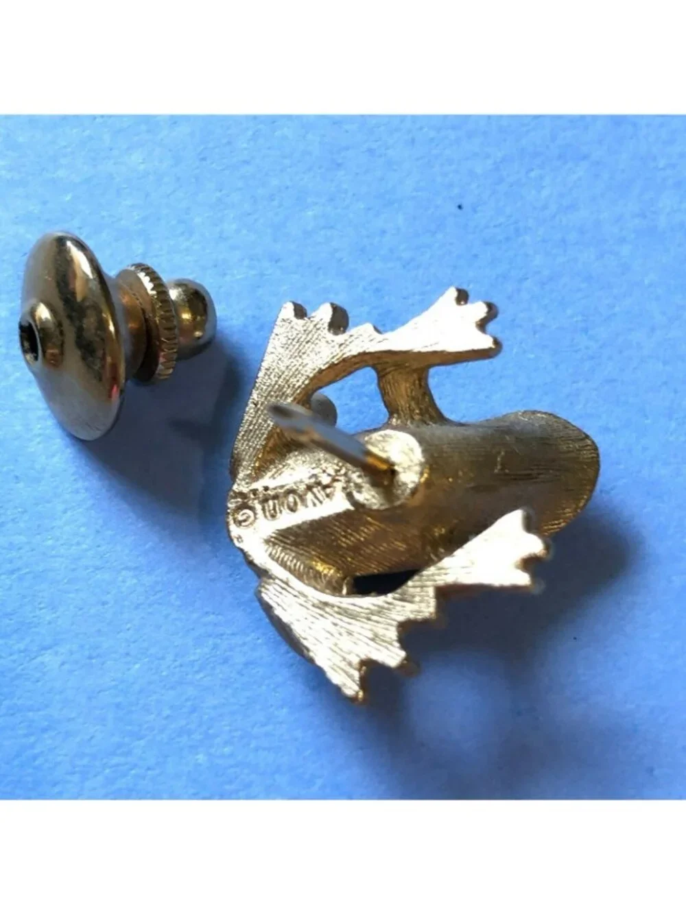 Avon Frog Gold Tone Tie Tack Lapel Pin Green Eyes Faux Gemstones Brooch EUC